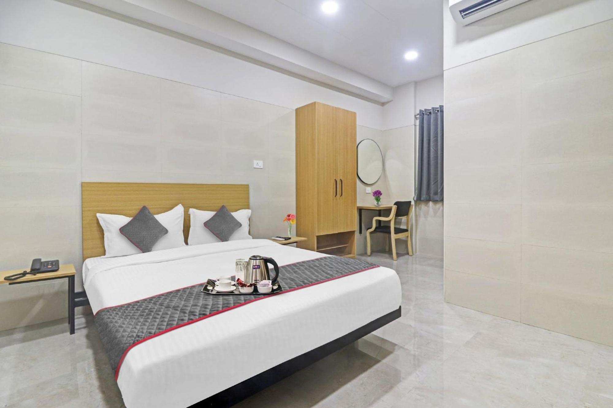 Super Townhouse Ameerpet Hotel 4*
